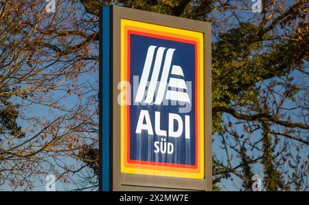 Schild der Aldi Süd Filiale a Waldshut-Tiengen a Süddeutschland. (Waldshut-Tiengen, Deutschland - 8. Febbraio 2022). Foto Stock