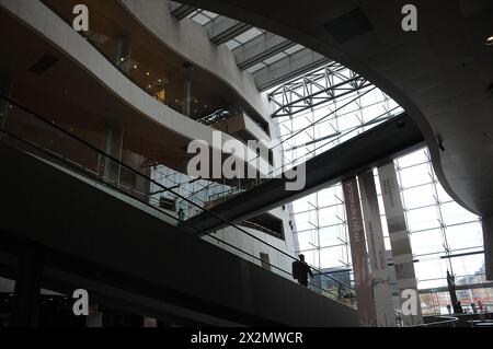 Copenaghen, Danimarca /23 aprile 2024/. Vista della biblioteca Black diamant nella biblioteca Daihs det sorte diamenet nella capitale danese a Copenhgen. (Foto.Francis Joseph Dean/Dean Pictures) Foto Stock