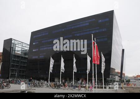 Copenaghen, Danimarca /23 aprile 2024/. Vista della biblioteca Black diamant nella biblioteca Daihs det sorte diamenet nella capitale danese a Copenhgen. (Foto.Francis Joseph Dean/Dean Pictures) Foto Stock