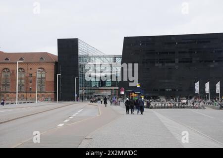 Copenaghen, Danimarca /23 aprile 2024/. Vista della biblioteca Black diamant nella biblioteca Daihs det sorte diamenet nella capitale danese a Copenhgen. (Foto.Francis Joseph Dean/Dean Pictures) Foto Stock