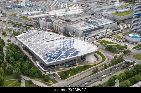 In der Münchner BMW Welt kann man die Neuheiten des deutschen Autobauers BMW bestaunen. (München, Deutschland, 27.05.2022) Foto Stock