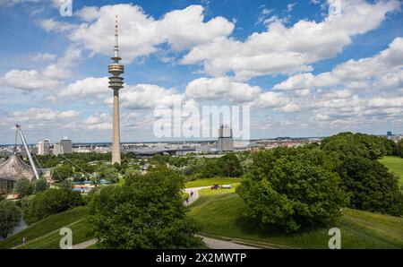 Der 291 Olympiaturm ist nicht nur ein Wahrzeichen der Landeshauptstadt München, sondern auch des Olympiaparks, wo 1972 die olympischen Sommerspiele st Foto Stock