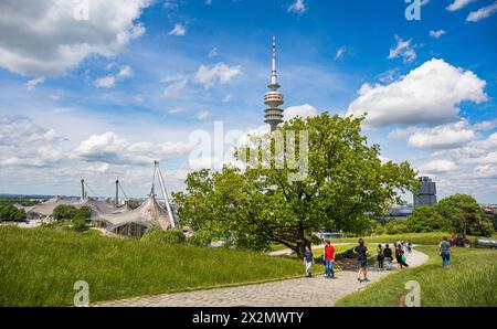 Der 291 Olympiaturm ist nicht nur ein Wahrzeichen der Landeshauptstadt München, sondern auch des Olympiaparks, wo 1972 die olympischen Sommerspiele st Foto Stock