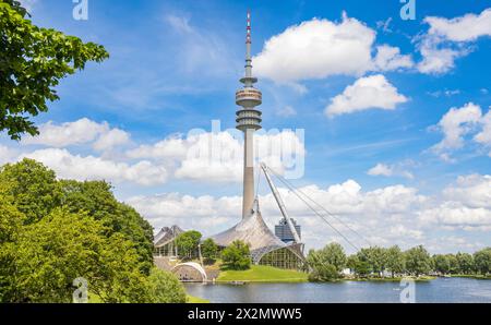 Der 291 Olympiaturm ist nicht nur ein Wahrzeichen der Landeshauptstadt München, sondern auch des Olympiaparks, wo 1972 die olympischen Sommerspiele st Foto Stock