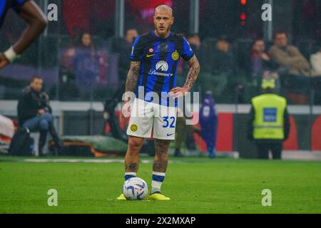 Milano, Italie. 22 aprile 2024. Federico Dimarco (FC Inter) durante la partita di campionato italiano di serie A tra AC Milan e FC Internazionale il 22 aprile 2024 allo stadio San Siro di Milano - Photo Morgese-Rossini/DPPI Credit: DPPI Media/Alamy Live News Foto Stock