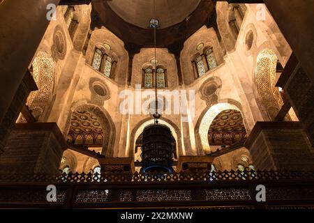 Cairo, Egitto - 14 novembre 2023: Vista dall'interno del famoso complesso funerario islamico e della moschea del sultano al-Mansur Qalawun nel vecchio Cairo islamico Foto Stock