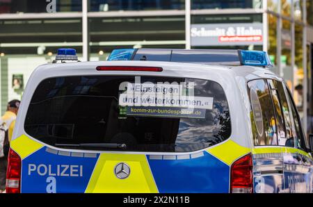 Auf einem Dienstfahrzeug der deutschen Bundespoizei wird Werbung für den Polizeiberuf gemacht. (Friburgo in Brisgovia, Deutschland, 07.08.2022) Foto Stock