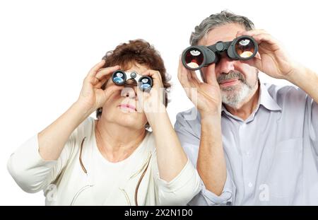 Una coppia anziana guarda attraverso il binocolo Foto Stock