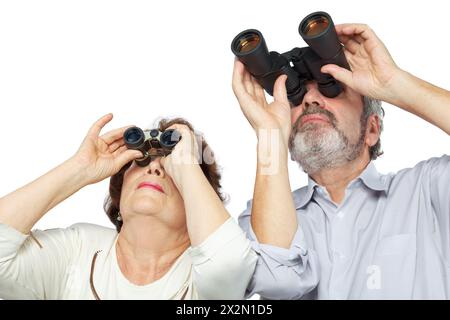 Una coppia anziana guarda attraverso il binocolo Foto Stock