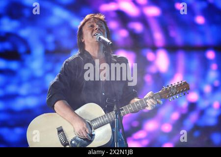 MOSCA - DEC 17: Chris Norman del gruppo Smokie canta, suona sulla scena la chitarra bianca durante il concerto di Legend RetroFM nel complesso sportivo Olimpiyski Foto Stock