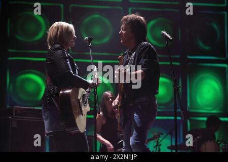 MOSCA - DEC 17: Chris Norman del gruppo Smokie suona la chitarra, canta con la donna sulla scena durante il concerto di Legend RetroFM nel complesso sportivo Olimp Foto Stock