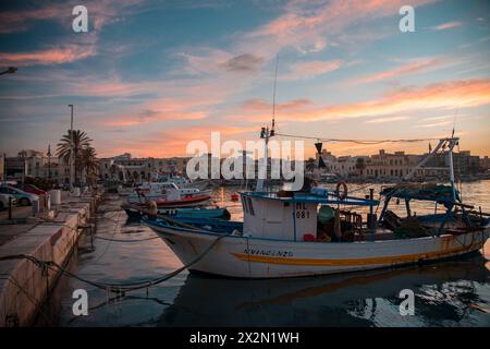 Vista del porto di Molfetta al tramonto con le barche dei pescatori. Foto Stock