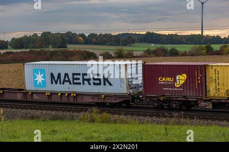 Verschiedene Schiffscontainer, darunter einer der firma Maersk, werden auf der Bahnstrecke zwischen München und Nürnburg durch Deutschland transportie Foto Stock