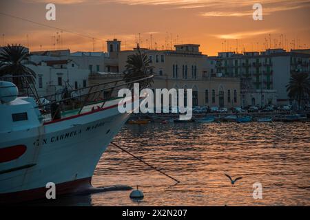 Vista del porto di Molfetta al tramonto con le barche dei pescatori. Foto Stock