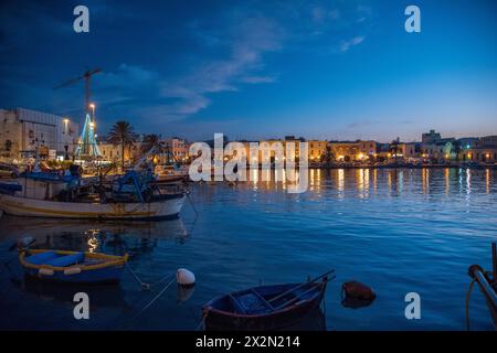 Vista del porto di Molfetta al tramonto con le barche dei pescatori. Puglia, Italia. Foto Stock
