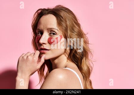 Una donna stupenda con le macchie per gli occhi sulla guancia posa graziosamente, mettendo in risalto la sua bellezza naturale. Foto Stock