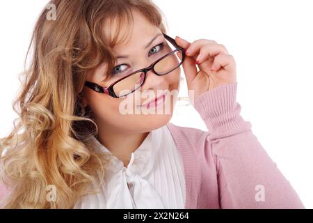 Una bella donna sorridente con gli occhiali guarda la fotocamera isolata su sfondo bianco. Foto Stock