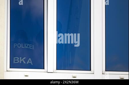 Dresda, Germania. 23 aprile 2024. Gli agenti di polizia del Federal Criminal Police Office (BKA) salgono le scale di un edificio residenziale per perquisire un appartamento. Un dipendente di un deputato tedesco è stato arrestato a Dresda con l'accusa di spionaggio per la Cina. Crediti: Robert Michael/dpa/Alamy Live News Foto Stock