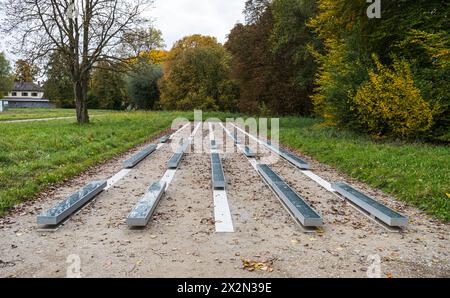 Auf mehreren Bahnen über mehrere Metern wurden die Namen der Opfer in Gedenken aufgelistet. Hier mussten die sowjetischen Soldaten, die sich in deutsc Foto Stock