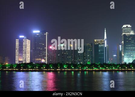 Alti edifici vicino al fiume Pearl con riflessi di colore di notte Foto Stock