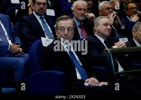 Mario Draghi Presidente della Banca centrale europea con Ignazio Visco ex Governatore dellal Banca D'Italia alla consegna della laurea Honoris causa a Fabio Panetta, Governatore della Banca d'Italia, presso l'Universit&#xe0; Roma tre - economia - Roma, Italia - Marted&#xec;, 23 aprile 2024 (foto Cecilia Fabiano/LaPresse) &#xa0; Mario Draghi presidente della Banca centrale europea alla consegna della laurea honoris causa a Fabio Panetta, Governatore della Banca d'Italia, presso l'Università Roma tre - economia - Roma, Italia - martedì 23 aprile 2024 (foto Cecilia Fabiano / Foto Stock