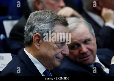 Mario Draghi Presidente della Banca centrale europea con Ignazio Visco ex Governatore dellal Banca D'Italia alla consegna della laurea Honoris causa a Fabio Panetta, Governatore della Banca d'Italia, presso l'Universit&#xe0; Roma tre - economia - Roma, Italia - Marted&#xec;, 23 aprile 2024 (foto Cecilia Fabiano/LaPresse) &#xa0; Mario Draghi presidente della Banca centrale europea alla consegna della laurea honoris causa a Fabio Panetta, Governatore della Banca d'Italia, presso l'Università Roma tre - economia - Roma, Italia - martedì 23 aprile 2024 (foto Cecilia Fabiano / Foto Stock