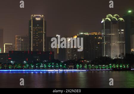 Alti edifici vicino al fiume Pearl di notte a Guangzhou, in Cina. Foto Stock