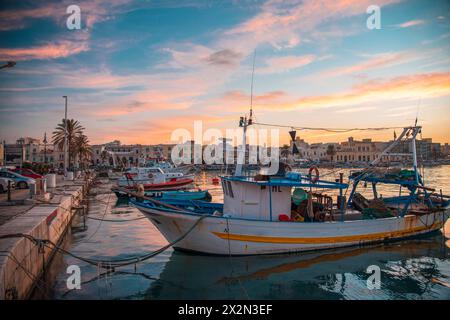 Vista del porto di Molfetta al tramonto con le barche dei pescatori. Puglia, Italia. Foto Stock