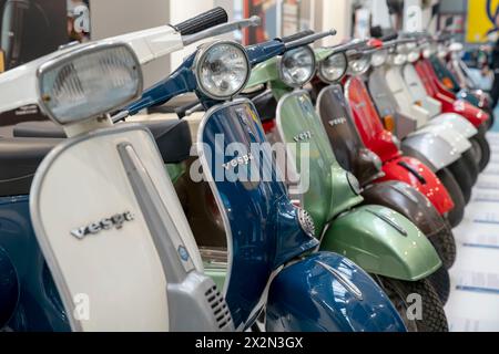 Numerose e colorate Vespe sono esposte al museo Piaggio di Pontedera, Pisa, Italia Foto Stock