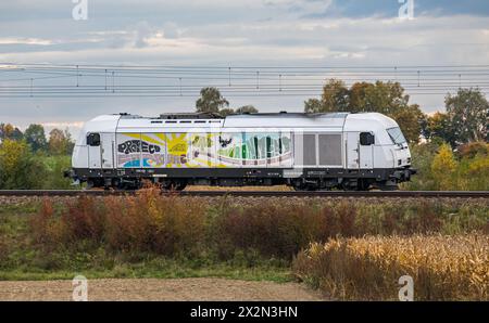 Eine Siemens ER20 Eurorunner Lokomotive von der firma ARS Altmann auf der Bahnstrecke zwischen München und Nürnberg. (Hebertshausen, Deutschland, 10,1 Foto Stock