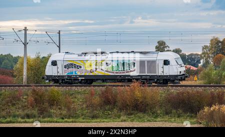 Eine Siemens ER20 Eurorunner Lokomotive von der firma ARS Altmann auf der Bahnstrecke zwischen München und Nürnberg. (Hebertshausen, Deutschland, 10,1 Foto Stock