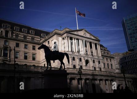 Foto del file datata 15/02/24 della Banca d'Inghilterra nella City di Londra. Il capo economista della banca, Huw Pill, ha detto che la Banca sta tagliando i tassi di interesse. Data di pubblicazione: Martedì 23 aprile 2024. Foto Stock