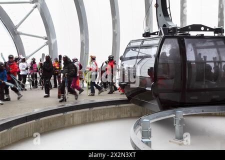 SOLDEN - 12 FEBBRAIO: Sciatori fuori dalla cabina della funivia il 12 febbraio 2012 a Solden, Austria. Solden - una delle stazioni sciistiche piu' popolari. Questo cavo c Foto Stock