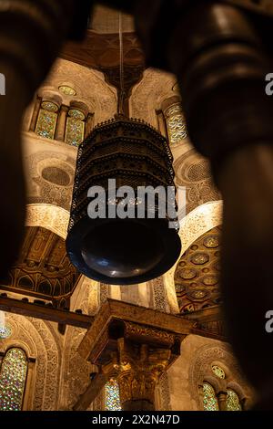 Cairo, Egitto - 14 novembre 2023: Vista dall'interno del famoso complesso funerario islamico e della moschea del sultano al-Mansur Qalawun nel vecchio Cairo islamico Foto Stock