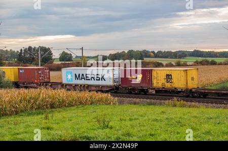 Zahlreiche Schiffscontainer, darunter solche der firma Maersk und MSC, werden auf den Bahnstrecke von München nach Nürnberg durch Deutschland transpor Foto Stock