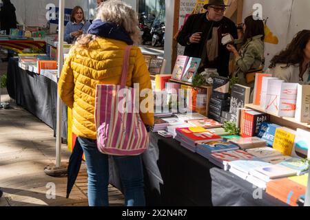 Barcellona, Spagna. 23 aprile 2024. È una splendida giornata a Barcellona per celebrare la festa di Sant Jordi, un giorno in cui le strade della Catalogna, ma soprattutto Barcellona, ​​are si riempirono fino all'orlo per dare libri, rose e passeggiare per le strade. Es un día esplendido en Barcelona para celebrar la fiesta de Sant Jordi, un día en el que las calles de Cataluña, pero especialmente las de Barcelona, se llenan hasta el borde para regalar libros, rosas y pasear por las calles. News Politics - Barcellona, Spagna martedì 23 aprile 2024 (foto di Eric Renom/LaPresse) crediti: LaPresse/Alamy Live News Foto Stock