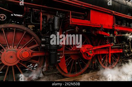 Die Räder und die Technik der Dampflokomotive DB Baureihe 23, kurz BR 23. (Schluchsee, Deutschland, 31.12.2022) Foto Stock