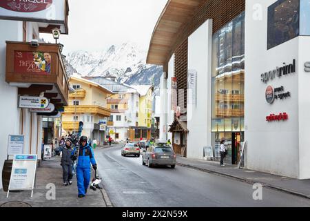 SOLDEN - FEB 17: Sciatori in via Dorfstrasse a Solden, 17 febbraio 2012, Solden, Austria. Solden è una popolare località sciistica di montagna in Austria. Foto Stock