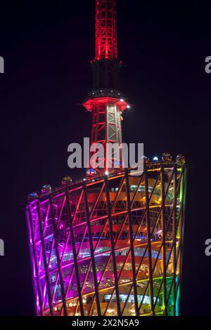GUANGZHOU - 23 novembre: Parte superiore della torre della televisione di notte, 23 novembre 2011, Guangzhou, Cina. Zona superiore che ospita varie funzioni tecniche - rotatina a due piani Foto Stock