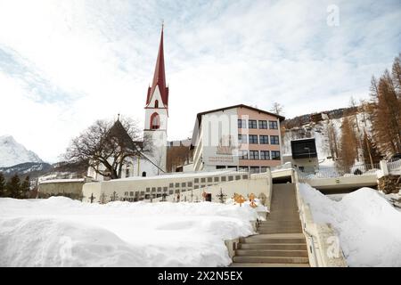 SOLDEN - 18 febbraio 2012: Scuola elementare, scuola secondaria e cimitero vicino alla cappella della chiesa sul pendio di montagna, Soelden, Austria. Foto Stock