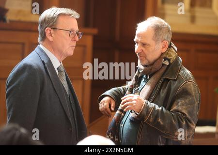 Altenburg, Germania. 23 aprile 2024. Bodo Ramelow (l, Die Linke), Ministro Presidente della Turingia, e Bernhard Stengele (Bündnis90/Die Grünen), Ministro della Turingia per l'ambiente, l'energia e la conservazione della natura, parlano nella sala conferenze alla riunione degli affari esteri del governo della Turingia. Tra le altre cose, hanno discusso delle prospettive per le zone rurali. Credito: Bodo Schackow/dpa/Alamy Live News Foto Stock