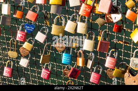 Un einer Brücke a Costanza hängen unzählige Liebeschlösser, welche als Zeichen der ewigen Lieben an einem Geländer angebracht wurden. (Costanza, Deut Foto Stock