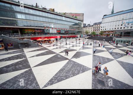 STOCCOLMA - 21 giugno: Sergels torg attira molti turisti il 21 luglio 2011 a Stoccolma, Svezia. Piazza generale Sergels torg di Stoccolma. Al centro Foto Stock