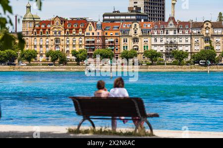 Zwei Personen geniessen auf einer Sitzbank die freie Zeit am Bodensee. (Costanza, Germania, 13.07.2022) Foto Stock