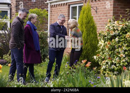 Il leader del lavoro Sir Keir Starmer (2° a destra) con la segretaria ombra Yvette Cooper e David Skaith il candidato laburista per le elezioni Mayoral di York e North Yorkshire, parlando con un membro del pubblico durante una visita al villaggio di Cawood, Selby, North Yorkshire, mentre hanno stabilito nuovi piani per la prima strategia per la criminalità rurale sostenuta dal governo per affrontare le questioni che rovinano le comunità al di fuori delle città e delle città britanniche. Data foto: Martedì 23 aprile 2024. Foto Stock