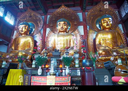 GUANGZHOU - 24 novembre: Statue di tre Buddha nel Tempio di sei alberi di Banyan, 24 novembre 2011, Guangzhou, Cina. Il buddhismo in Cina è diffuso e praticato Foto Stock