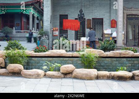 GUANGZHOU - 24 novembre: Tempio di sei alberi di Banyan e monastero buddista, 24 novembre 2011, Guangzhou, Cina. Il buddismo in Cina è diffuso e praticato Foto Stock