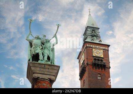 I vichinghi dei monumenti soffiano a Lurs e la torre dell'orologio del municipio di Copenaghen, Danimarca. Foto Stock