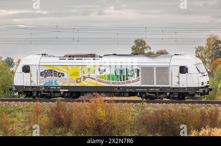 Eine Siemens ER20 Eurorunner Lokomotive von der firma ARS Altmann auf der Bahnstrecke zwischen München und Nürnberg. (Hebertshausen, Deutschland, 10,1 Foto Stock