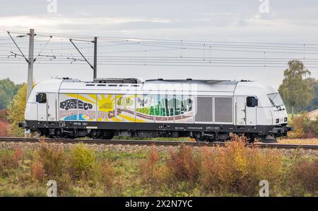 Eine Siemens ER20 Eurorunner Lokomotive von der firma ARS Altmann auf der Bahnstrecke zwischen München und Nürnberg. (Hebertshausen, Deutschland, 10,1 Foto Stock